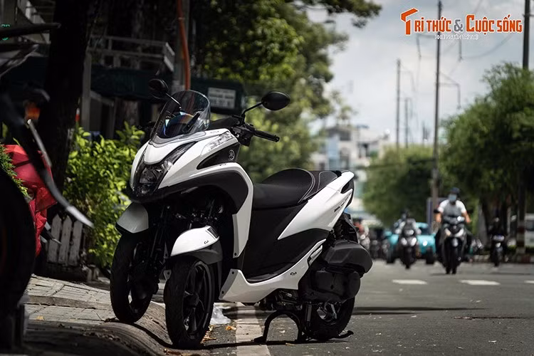 Mới đây, một cửa hàng chuyên kinh doanh xe máy tại quận 5, TP.HCM đã giới thiệu đến khách hàng Việt Nam lô xe Yamaha Tricity 155 2025 mới đầu tiên được nhập khẩu trực tiếp từ Nhật Bản. Hiện tại, xe vẫn đang trong quá trình hoàn tất thủ tục đăng kiểm và chờ ngày bán giao cho khách hàng.