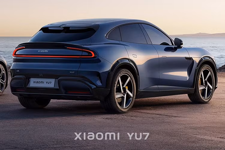 Căng thẳng leo thang khi Ferrari Trung Quốc bất ngờ đăng ảnh mẫu SUV Purosangue với màu sơn xanh cổ điển Verde Dora – một màu sắc từng được nhà sáng lập Enzo Ferrari lựa chọn từ hơn 60 năm trước. Trùng hợp thay, YU7 của Xiaomi cũng xuất hiện với tông màu xanh ngọc lục bảo rất giống.