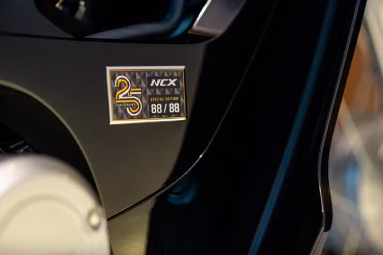 Ấn tượng nhất là phần yếm trước với ốp nhựa màu bạc mờ kết hợp logo Honda Dream màu vàng đồng nổi bật. Bộ tem phối hai tông bạc – vàng chạy dọc thân xe tạo nên vẻ ngoài bắt mắt và đẳng cấp hơn bao giờ hết.