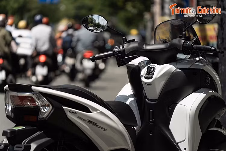 Về thiết kế tổng thể, Tricity 155 mang phong cách mạnh mẽ, hiện đại với kích thước dài x rộng x cao lần lượt là 1.995 x 750 x 1.215 mm, trục cơ sở dài 1.410 mm và khoảng sáng gầm 165 mm. Chiều cao yên ở mức 770 mm, trọng lượng 172 kg.