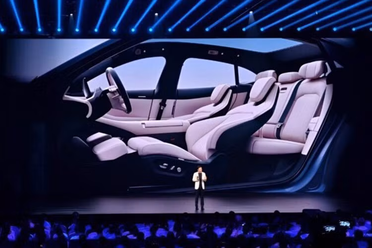 Khi mẫu SU7 được giới thiệu, nhiều người cho rằng xe mang dáng dấp của Porsche Taycan. CEO của Porsche Trung Quốc khi đó đã phản hồi một cách khéo léo, cho rằng "những bộ óc vĩ đại thường có cùng suy nghĩ".