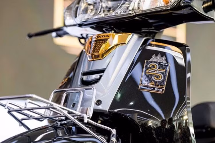 Do không mở bán công khai, Honda Dream 125 25th Anniversary Special Edition hiện là “món hàng cực hiếm” mà nhiều dân chơi xe tại Việt Nam khó lòng săn được, dù có sẵn sàng chi tiền lớn.