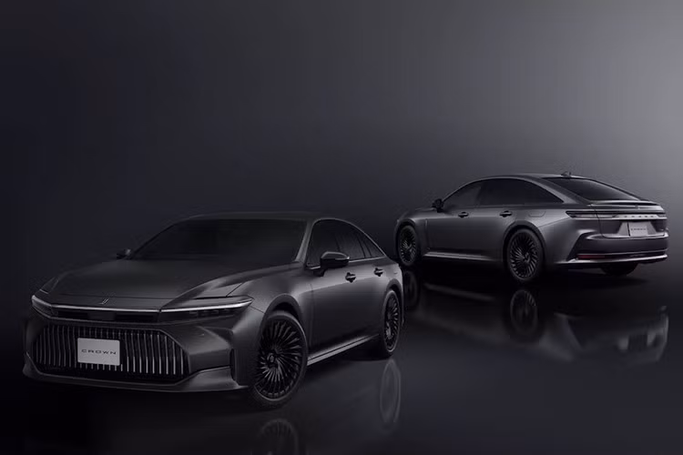 Phiên bản Crown Special Edition Matte Metal đắt hơn một chút, bắt đầu từ 8.100.000 Yen (tương đương 1,46 tỷ đồng) và tăng lên 9.100.000 Yen (khoảng 1,65 tỷ đồng) với hệ động lực hydro.