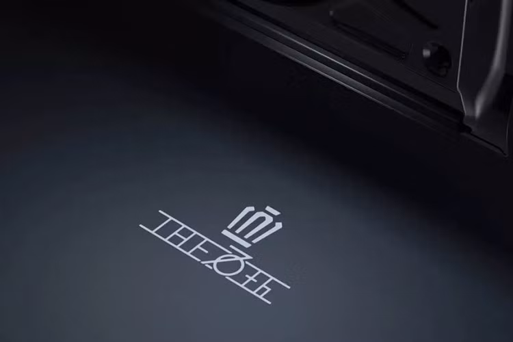 Nội thất Toyota Crown 70th Anniversary Edition đặc biệt màu đen Black Lustre với các miếng ốp vân gỗ giúp xe sang trọng nhưng không phô trương.