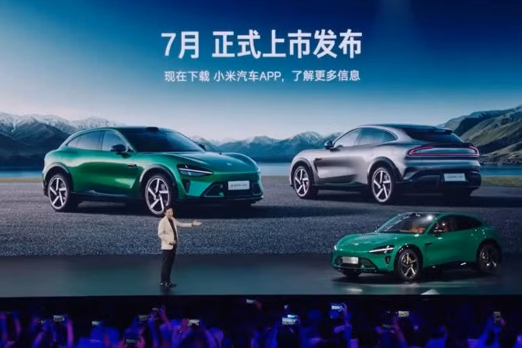 YU7 là mẫu SUV điện phát triển trên nền tảng Modena với kích thước lớn: dài 4.999 mm, rộng 1.996 mm, cao 1.608 mm và chiều dài cơ sở lên tới 3.000 mm. Xe được giới thiệu với 9 lựa chọn màu ngoại thất, trong đó có màu xanh ngọc lục bảo, cam và titan kim loại.