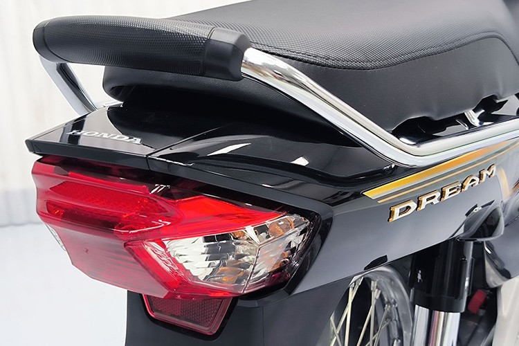 Điểm nhấn không thể bỏ qua chính là logo đặc biệt được gắn trên thân xe – một thiết kế mang đậm dấu ấn văn hóa Campuchia, với họa tiết Khmer truyền thống, hình ảnh đền Angkor Wat cùng các công trình kiến trúc biểu tượng của vùng đất Sovanphum.