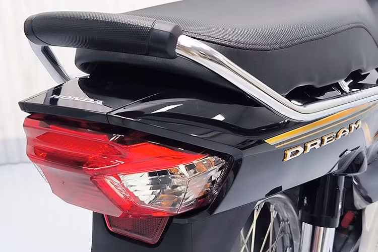 Điểm nhấn không thể bỏ qua chính là logo đặc biệt được gắn trên thân xe – một thiết kế mang đậm dấu ấn văn hóa Campuchia, với họa tiết Khmer truyền thống, hình ảnh đền Angkor Wat cùng các công trình kiến trúc biểu tượng của vùng đất Sovanphum.