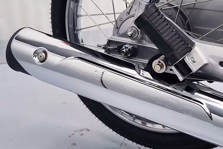 Trong khi xi-nhan của Honda Dream 125 bản đặc biệt sẽ vẫn là bóng Halogen. Hệ thống khởi động dùng chìa cơ, ổ khóa mở yên được tích hợp tinh tế ở phần đuôi xe.