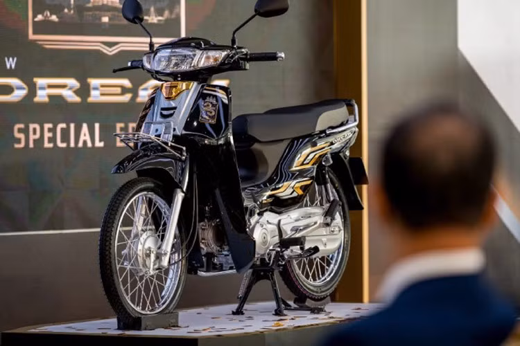 Theo giới thạo xe, hiện mức giá xe Honda Dream 125 đặc biệt này được nhập về và bán tại Việt Nam cũng giá trên 100 triệu đồng và người mua phải đặt hàng trước.