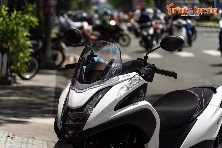 Với hai phuộc được bố trí ở mỗi bên bánh trước, cấu trúc treo trước của Tricity có thể thích nghi tốt với mặt đường gồ ghề, đảm bảo một bánh vẫn giữ được độ bám nếu bánh còn lại gặp tình trạng trượt, qua đó hạn chế nguy cơ mất lái.