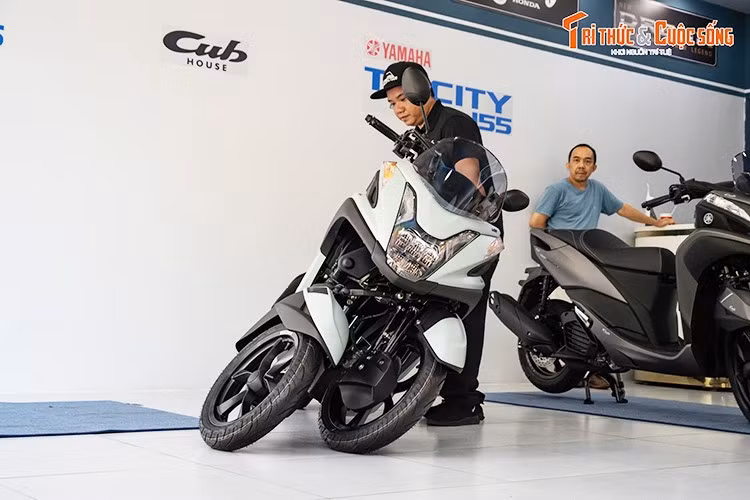 Màn hình điện tử của xe hỗ trợ kết nối thông minh qua ứng dụng Yamaha Motorcycle Connect (Y-Connect), cho phép người dùng theo dõi cuộc gọi, tin nhắn, lịch bảo trì, nhật ký hành trình và nhiều thông tin khác ngay trên điện thoại.