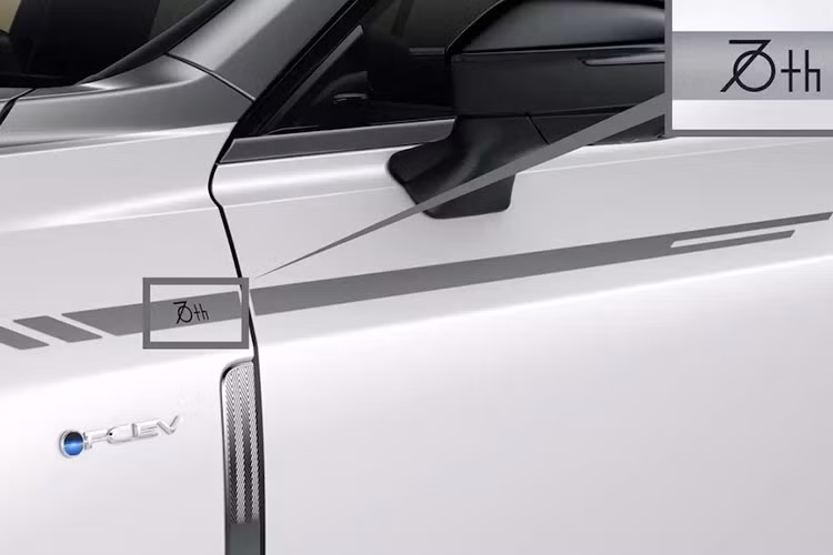 Sự kết hợp này tạo nên nét sang trọng như Maybach và nhiều mẫu xe siêu sang hiện tại. Chiếc sedan này chạy trên bánh xe hợp kim 20 inch được hoàn thiện bằng màu đen mờ. Các miếng dán bên hông màu xám với biểu tượng 70th nhỏ tinh tế là tùy chọn.