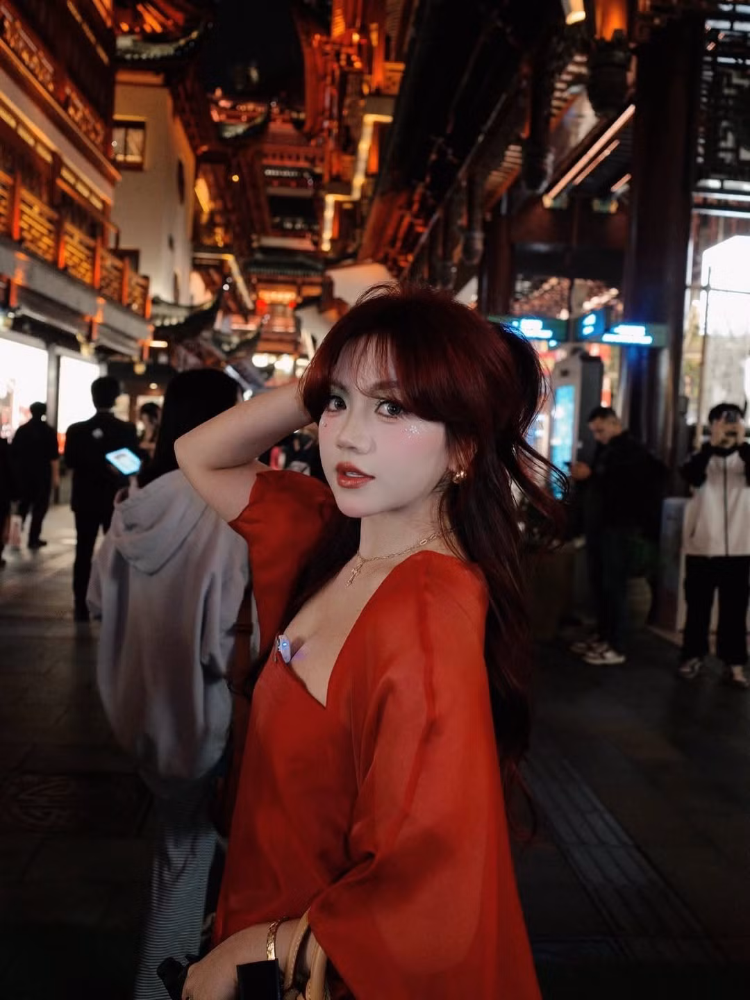 Xuất hiện giữa không gian mang đậm nét cổ kính với ánh đèn rực rỡ về đêm, hot girl Bảo Hân Helia khiến cộng đồng mạng “đứng ngồi không yên” khi khoe trọn nhan sắc cuốn hút cùng thần thái ngày càng trưởng thành, quyến rũ.