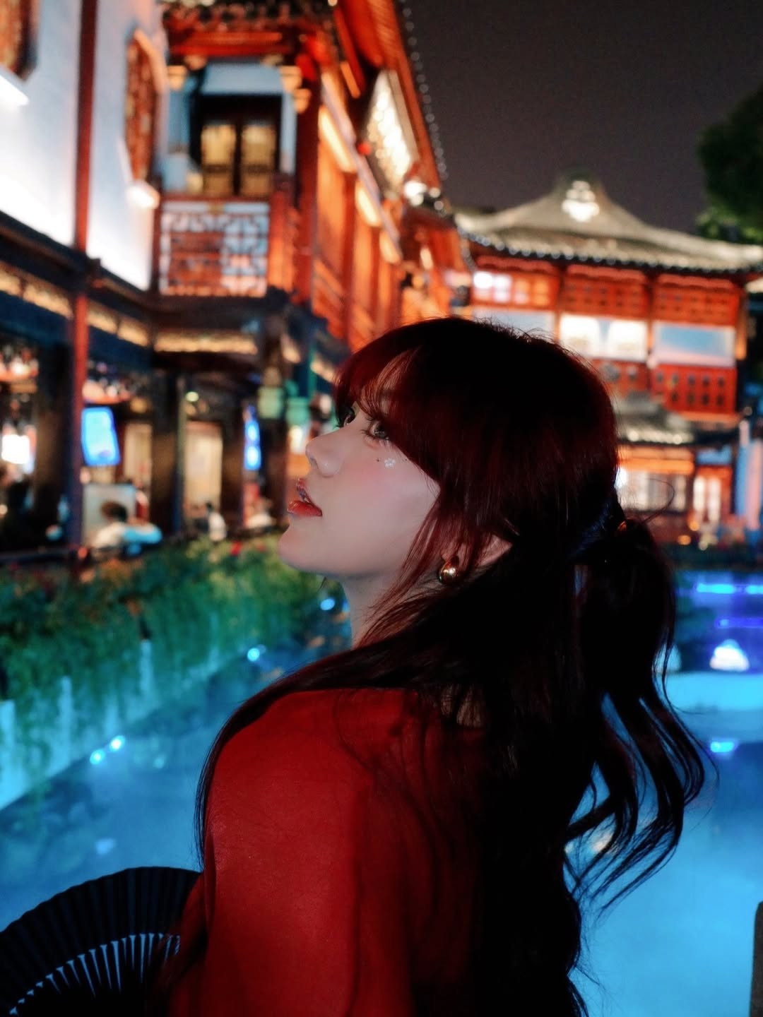 Trong loạt hình được chia sẻ, Bảo Hân Helia lựa chọn trang phục tông đỏ nổi bật, mang hơi hướng cổ trang cách tân. Thiết kế mềm mại, bay bổng giúp cô nàng ghi điểm tuyệt đối khi vừa gợi cảm, vừa giữ được nét thanh thoát.