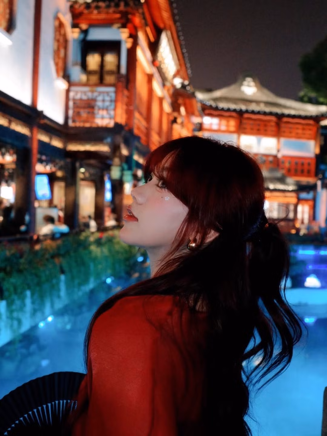 Trong loạt hình được chia sẻ, Bảo Hân Helia lựa chọn trang phục tông đỏ nổi bật, mang hơi hướng cổ trang cách tân. Thiết kế mềm mại, bay bổng giúp cô nàng ghi điểm tuyệt đối khi vừa gợi cảm, vừa giữ được nét thanh thoát.