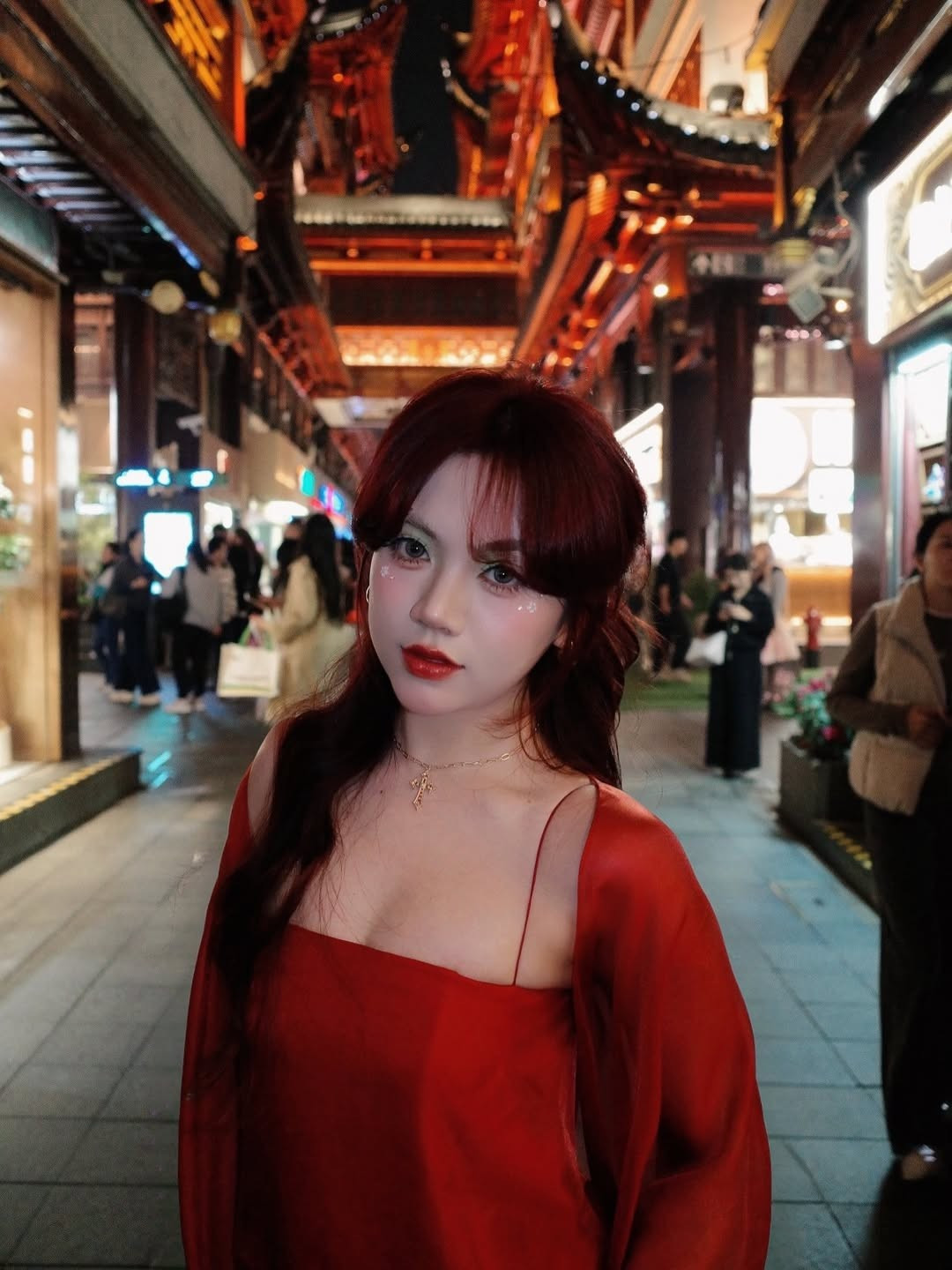 Không cần tạo dáng cầu kỳ, từng khung hình của Bảo Hân Helia vẫn toát lên nét “sang – xịn – mịn” đúng chuẩn hot girl thế hệ mới. Khi thì cô quay lưng thả dáng bên lan can, lúc lại nhẹ nhàng nghiêng đầu trước những dãy kiến trúc truyền thống Trung Hoa, mang đến cảm giác vừa mộng mơ, vừa thời thượng.