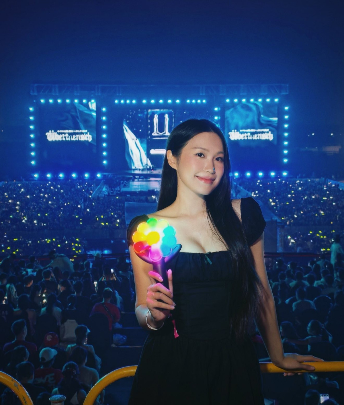 Gia đình nhỏ của Doãn Hải My trong bộ ảnh kỷ niệm ngày cưới. Ở giữa là con trai hơn 1 tuổi của cặp đôi, biệt danh bé Lúa. Nàng tiểu thư Hà Thành là người đồng hành với Văn Hậu trong suốt thời gian anh gặp chấn thương gót chân vào năm 2023 và điều trị để trở lại thi đấu.