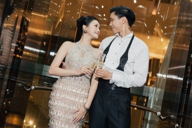 Mới đây, Đoàn Văn Hậu đăng tải bức ảnh ghi lại khoảnh khắc tình cảm bên vợ Doãn Hải My từ buổi chụp kỷ niệm ngày cưới trước đó. Nam cầu thủ bày tỏ: "Happy birthday nóc nhà". Trên story Instagram, nàng WAG sinh năm 2001 cũng chia sẻ nhiều quà tặng và lời chúc sinh nhật từ bạn bè, người thân.