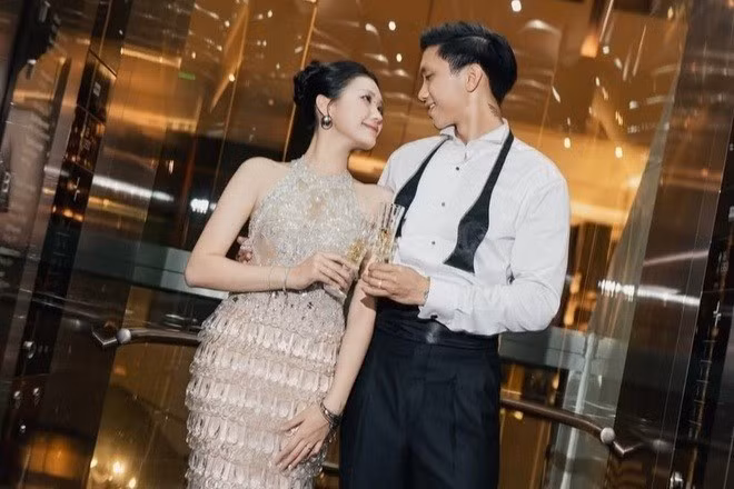 Mới đây, Đoàn Văn Hậu đăng tải bức ảnh ghi lại khoảnh khắc tình cảm bên vợ Doãn Hải My từ buổi chụp kỷ niệm ngày cưới trước đó. Nam cầu thủ bày tỏ: "Happy birthday nóc nhà". Trên story Instagram, nàng WAG sinh năm 2001 cũng chia sẻ nhiều quà tặng và lời chúc sinh nhật từ bạn bè, người thân.