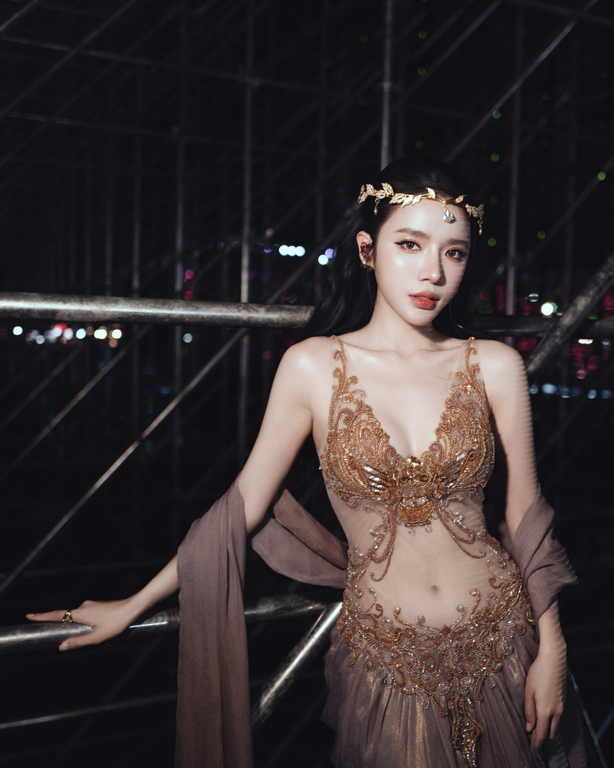 Không thể phủ nhận, nhan sắc trong trẻo cùng vóc dáng gọn gàng của LyLy là yếu tố quan trọng giúp clip lan tỏa mạnh mẽ. Dưới các bài đăng chia sẻ lại đoạn video, hàng loạt bình luận xuất hiện như: “Xem không bị mệt mắt”, “Coi hoài vẫn thấy cuốn”, hay “Đúng kiểu đẹp tự nhiên”.