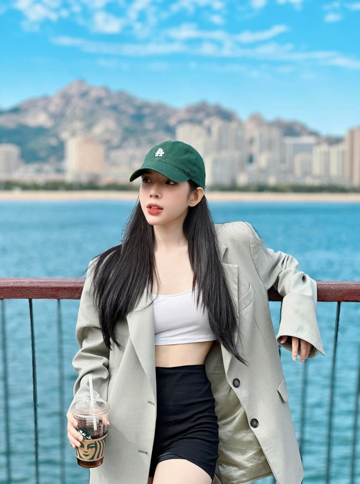 Các sản phẩm của LyLy thường mang màu sắc pop ballad nhẹ nhàng, dễ nghe, tập trung vào cảm xúc tình yêu quen thuộc nhưng được xử lý theo cách gần gũi với giới trẻ.