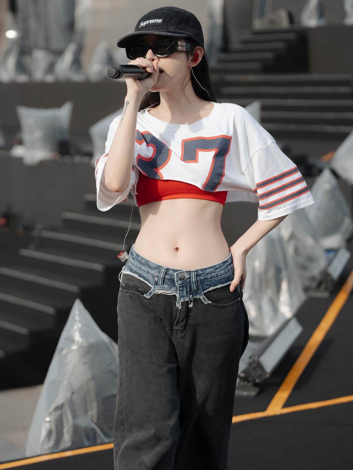 Biệt danh “Thỏ Ơi!!” cũng góp phần tạo hiệu ứng nhận diện. Hình ảnh một LyLy nhẹ nhàng, đáng yêu, mang năng lượng tích cực vốn đã quen thuộc với khán giả trẻ, nay lại được củng cố thêm qua một khoảnh khắc rất đời.