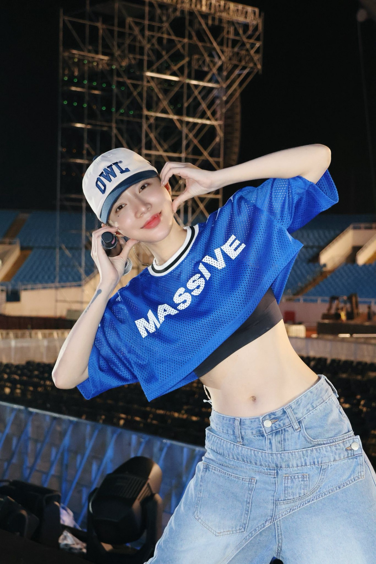 Nhiều ý kiến cho rằng, clip hấp dẫn vì LyLy không cố tạo điểm nhấn. Chính sự vừa đủ, đúng tinh thần “đi ngang qua đời nhau” lại khiến người xem cảm thấy gần gũi.