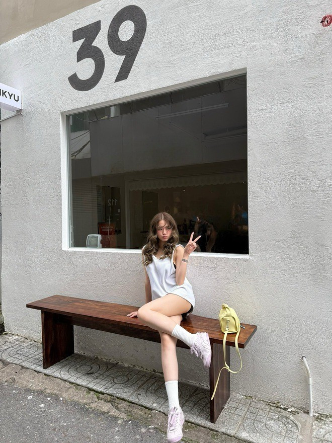 Linh Ka cũng biết cách khai thác lợi thế vóc một cách thông minh. Cô thường chọn những item kéo dài dáng như quần cạp cao, váy ôm, outfit đơn sắc hoặc những thiết kế khoe vai - eo làm nổi bật đường nét hình thể. Trong ảnh chụp, cô cũng tạo dáng khéo léo “ăn gian”, khiến chiều cao 1m58 gần như biến mất.