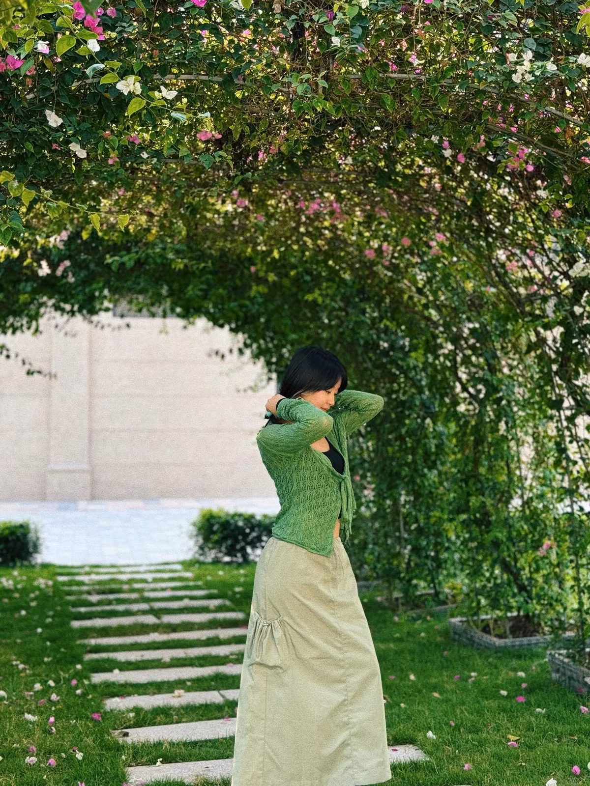 Mi Vân là một trong những hot girl đời đầu nổi tiếng nhất vào cuối những năm 2000, cùng thời với Vân Navy, Thủy Top hay Hoàng Thùy Linh. Cô từng là mẫu ảnh được săn đón, biểu tượng nhan sắc của một thế hệ.