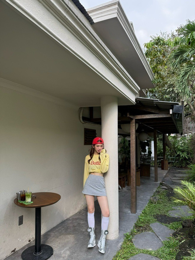 Phía dưới các bài đăng của Linh Ka, cô nàng luôn nhận về vô số lời khen về nhan sắc và vóc dáng: “Xinh quá trời”, “Ý là làm sao để có dáng đẹp vậy hả?”, “Tôi thích kiểu nhan sắc này”, “Nổi cũng nhiều năm rồi mà nét vẫn baby như ngày nào ý”, “Linh Ka càng ngày càng xinh nhỉ”,...