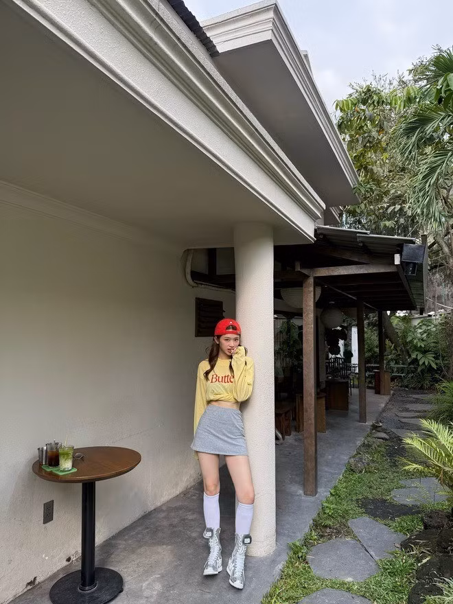 Phía dưới các bài đăng của Linh Ka, cô nàng luôn nhận về vô số lời khen về nhan sắc và vóc dáng: “Xinh quá trời”, “Ý là làm sao để có dáng đẹp vậy hả?”, “Tôi thích kiểu nhan sắc này”, “Nổi cũng nhiều năm rồi mà nét vẫn baby như ngày nào ý”, “Linh Ka càng ngày càng xinh nhỉ”,...