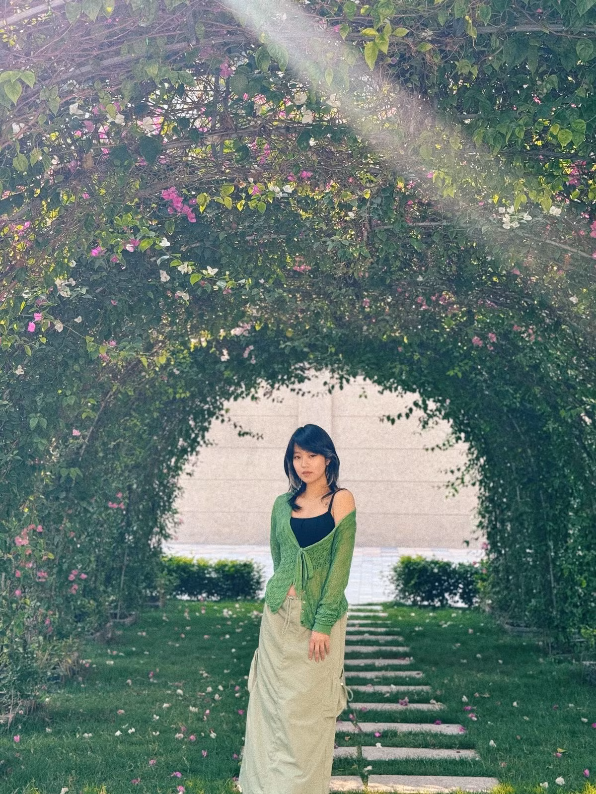 Vẻ đẹp ngọt ngào, nữ tính của Mi Vân dường như không hề thay đổi, thậm chí còn đằm thắm và mặn mà hơn theo thời gian. Từng động tác, biểu cảm trong ảnh đều toát lên sự tự tin và sự trưởng thành của người phụ nữ đã trải qua nhiều giai đoạn đáng nhớ của cuộc đời.