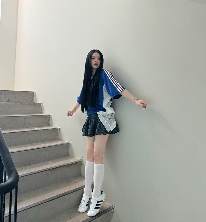 Năm 2023, Linh Ka phát hành EP đầu tay "CHU", đánh dấu bước chuyển mình sang âm nhạc và nhận được nhiều phản hồi tích cực. Dù sau đó khá kín tiếng, cô vẫn giữ được sức hút mạnh mẽ nhờ sự thay đổi tích cực, hình ảnh trưởng thành và phong cách ngày càng tinh tế.