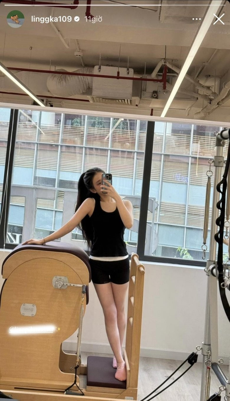 Nếu như đôi chân là "vốn trời cho" thì những yếu tố khác giúp Linh Ka duy trì vóc dáng cân đối để luôn đẹp thì không chỉ là may mắn tự nhiên. Cô nàng khá chăm tập luyện, đặc biệt là Pilates - bộ môn nổi tiếng giúp cải thiện tư thế, kéo dài nhóm cơ và xây dựng cơ thể săn chắc mà không cần chiều cao nổi bật.