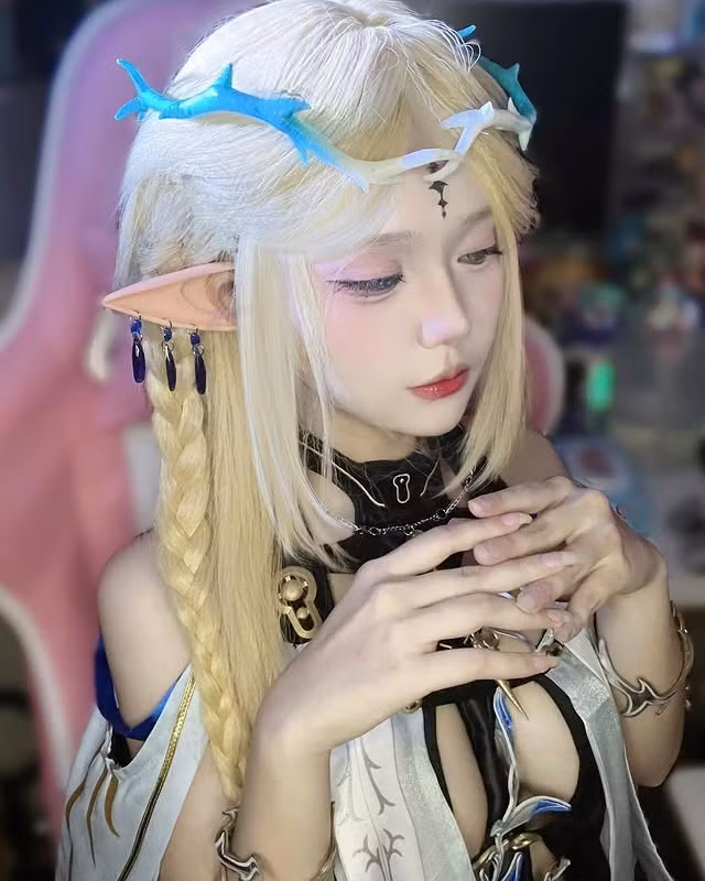 Cô nàng này sở hữu gần 300 nghìn người theo dõi, từng ra mắt rất nhiều bộ ảnh táo bạo, khoe trọn nhan sắc cực phẩm khiến anh em nào cũng phải ngây ngất.