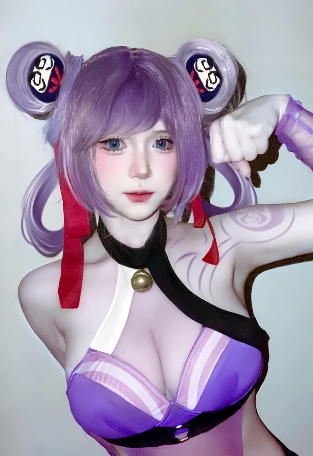 Khác với phiên bản gốc, Cigw Pols lựa chọn một tone tím rực rỡ, mái tóc búi đặc trưng cùng làn da trắng hồng tạo nên một cảm giác vừa lạ lùng, vừa cuốn hút đến không tưởng.