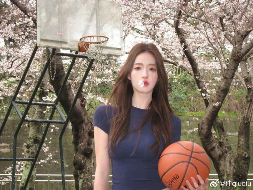 Zhong Qiuqiu nổi tiếng từ thời trung học tại Quảng Châu (Trung Quốc) khi hình ảnh cô thi đấu bóng rổ lan truyền trên mạng xã hội. Vóc dáng mảnh mai, chiều cao 1,78 m cùng gương mặt thanh tú giúp cô được mệnh danh là “thiên thần bóng rổ”.