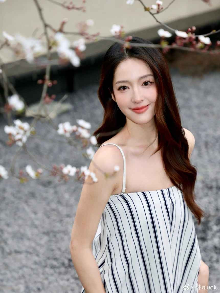 Bước sang tuổi 25, Zhong Qiuqiu hiện là người mẫu ảnh tự do và kinh doanh thời trang online. Tài khoản Weibo cá nhân của cô có hơn 834.000 người theo dõi, nơi cô thường xuyên đăng ảnh lookbook, vlog du lịch và chia sẻ mẹo phối đồ.