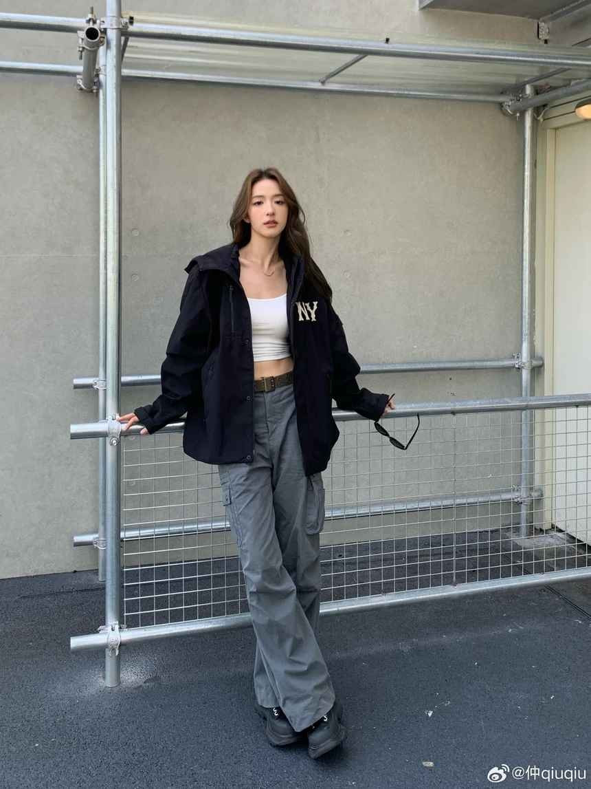 Ngoài công việc trước ống kính, Zhong Qiuqiu dành thời gian cho sở thích cá nhân như nấu ăn, chụp ảnh film và du lịch.