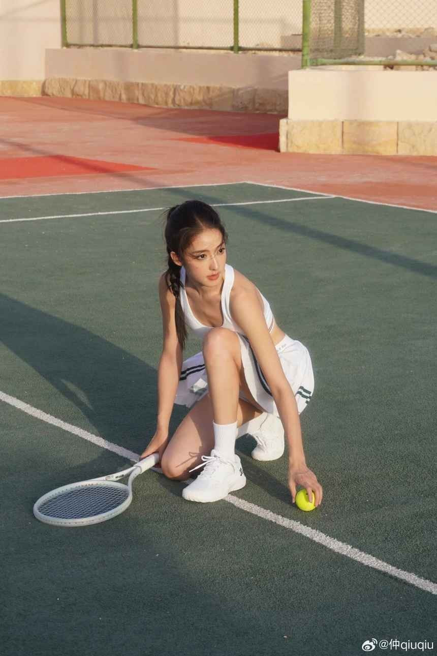 Ngoài công việc người mẫu, Qiuqiu còn là KOL hợp tác với các thương hiệu làm đẹp và thời trang trẻ. Cô nhận được nhiều lời khen về ngoại hình dưới các bài đăng trên mạng xã hội.