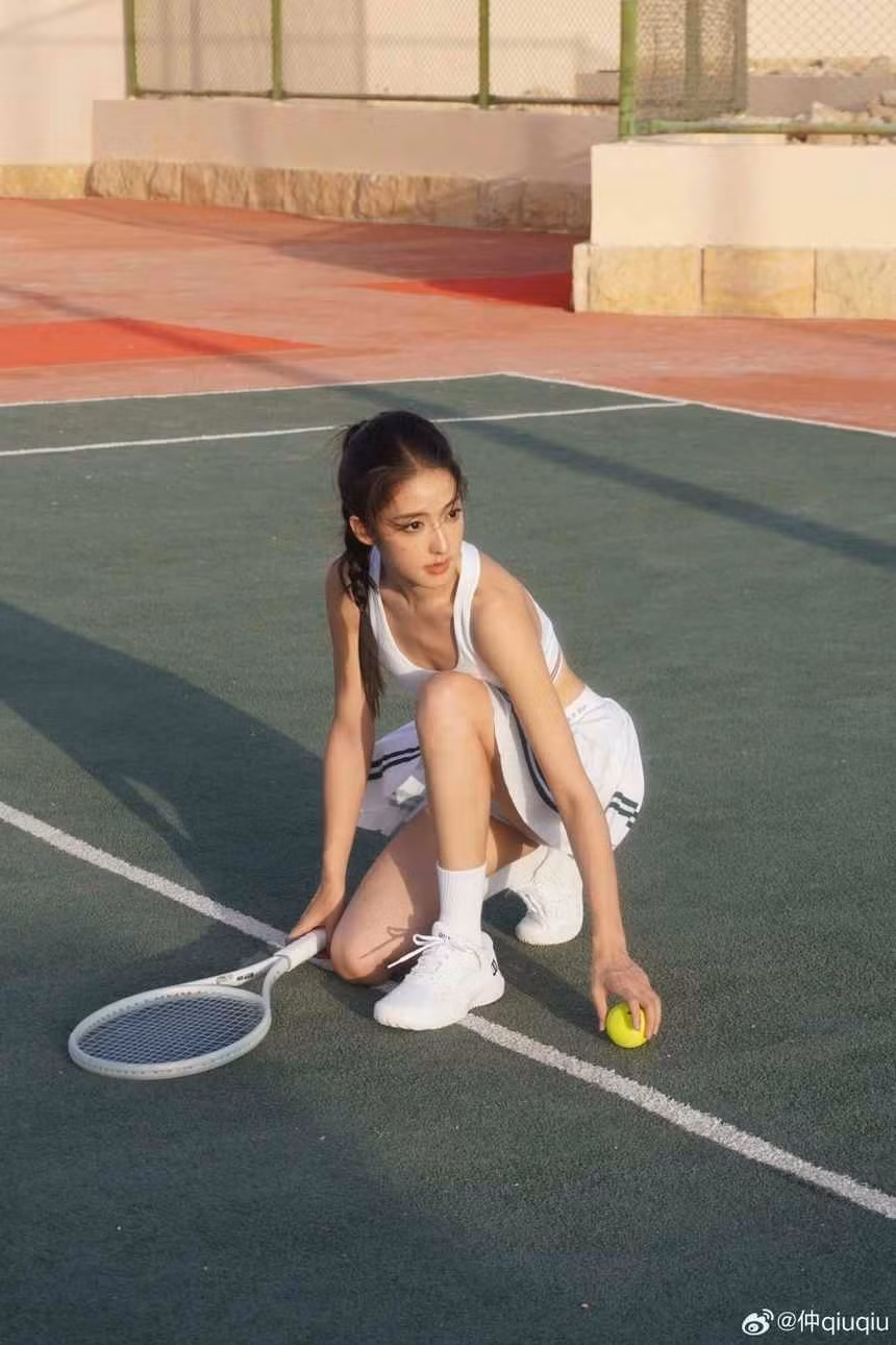 Ngoài công việc người mẫu, Qiuqiu còn là KOL hợp tác với các thương hiệu làm đẹp và thời trang trẻ. Cô nhận được nhiều lời khen về ngoại hình dưới các bài đăng trên mạng xã hội.