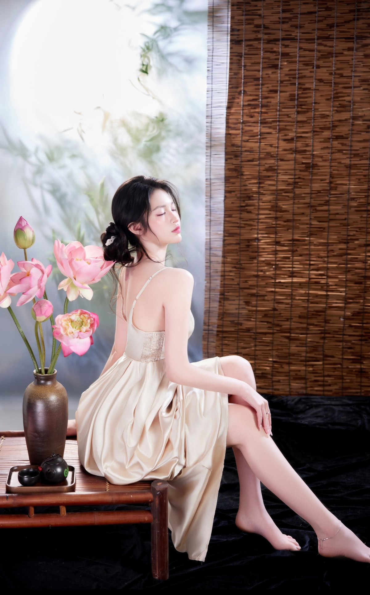 Mái tóc búi nhẹ nhàng cài hoa, cùng lớp trang điểm trong trẻo càng làm nổi bật nhan sắc mê mẩn của hot girl.