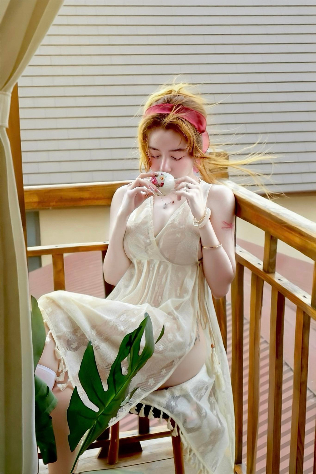 Phong cách tạo hình đa dạng – từ dịu dàng, mơ màng đến quyến rũ tinh tế – cho thấy sự biến hóa linh hoạt của nữ người mẫu ảnh kỳ cựu.