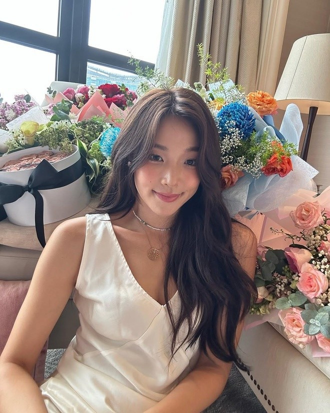 Ngay từ những tập đầu lên sóng, Single’s Inferno 5 đã nhanh chóng tạo nên làn sóng bàn tán khắp mạng xã hội. Và giữa dàn thí sinh trai xinh gái đẹp năm nay, cái tên được nhắc đến nhiều nhất chính là Choi Mina Sue. Không chỉ sở hữu xuất thân ấn tượng khi là Hoa hậu Trái đất 2022, cô nàng còn gây chú ý bởi thần thái tự tin, cách nói chuyện thẳng thắn và nguồn năng lượng mạnh mẽ.