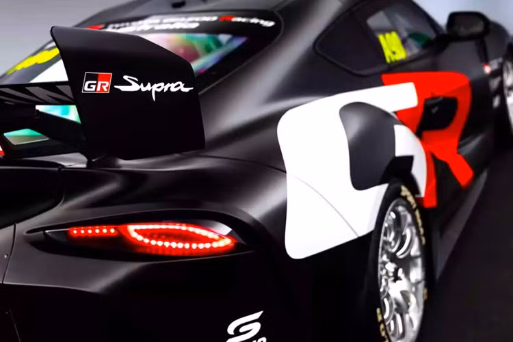 Ngoại hình xe được thiết kế lại với bộ kit khí động học hầm hố, cánh gió cỡ lớn, mâm hợp kim siêu nhẹ, lốp hiệu suất cao và khung chống lật trong khoang nội thất, giúp tăng độ ổn định và an toàn ở tốc độ cao.