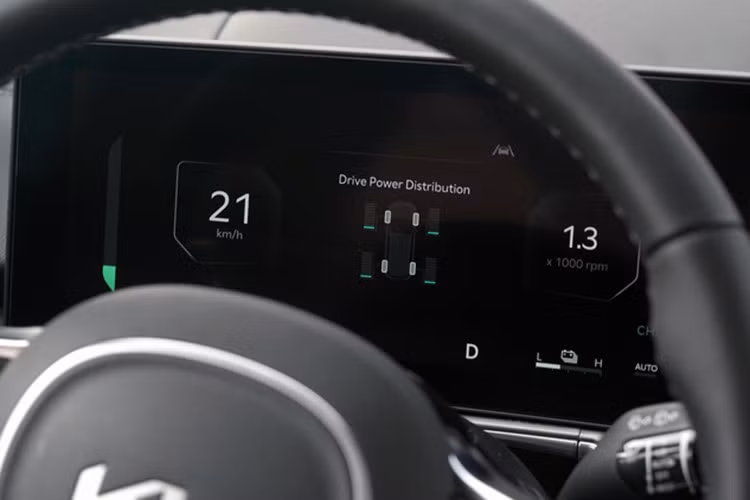 Hàng loạt tiện nghi cao cấp được trang bị tiêu chuẩn: ghế lái nhớ vị trí, sưởi và làm mát ghế trước, vô-lăng sưởi, điều hòa tự động 2 vùng, hệ thống âm thanh Bose 12 loa, HUD, sạc không dây, rèm che nắng, cần số dạng núm xoay... Xe cũng hỗ trợ Apple CarPlay/Android Auto không dây.