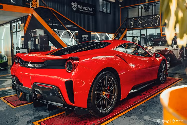 Dòng siêu xe Ferrari 488 Pista vẫn sử dụng động cơ xăng V8, tăng áp kép, dung tích 3,9 lít, tuy nhiên, "trái tim" này đã được hãng Ferrari tinh chỉnh lại nhằm mang đến công suất tối đa 711 mã lực tại tua máy 8.000 vòng/phút và mô-men xoắn cực đại 770 Nm tại tua máy 3.000 vòng/phút.