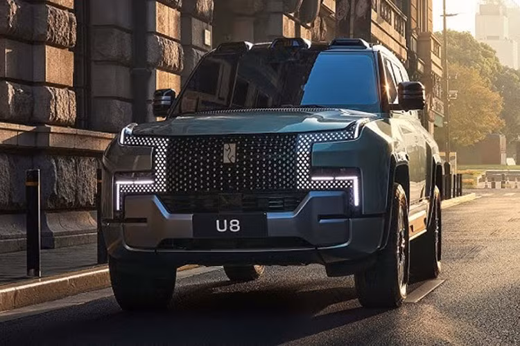 Điểm nhấn sang trọng là ba huy hiệu vàng nguyên chất 24K khắc họa chữ “điện”, gợi nhắc tới công nghệ điện khí hóa của BYD. U8L sở hữu kích thước đồ sộ với các chiều Dài x Rộng Cao lần lượt là 5.400 x 2.049 x 1.921 (mm), chiều dài cơ sở 3.250mm.