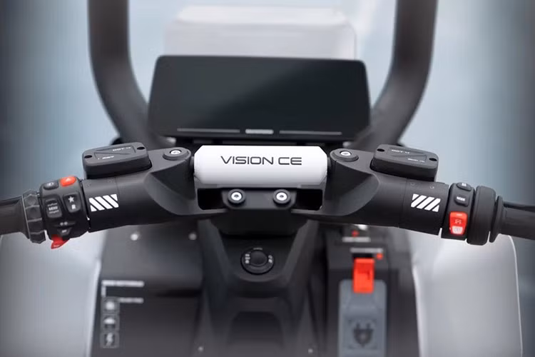 Điểm khác biệt là thiết kế khung cỡ lớn tương tự C1 với chất liệu hợp kim và composite. Phần khung này cho phép người lái không cần dùng đến giáp bảo vệ và nón bảo hiểm. Màn hình trung tâm TFT của xe hiện đại có kích thước 10,25 inch giống xe điện BMW CE 04.