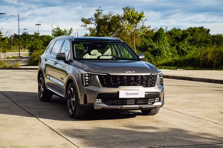 Trong phân khúc SUV 7 chỗ, Kia Sorento đang tỏ ra lép vế so với các đối thủ khi có sức bán khá chậm. Dù được giảm giá mạnh kể từ đầu năm 2025, nhưng mẫu xe này chỉ đạt doanh số 329 xe. Với việc ra mắt phiên bản, Kia Sorento 2025 kỳ vọng sẽ có doanh số khởi sắc hơn.